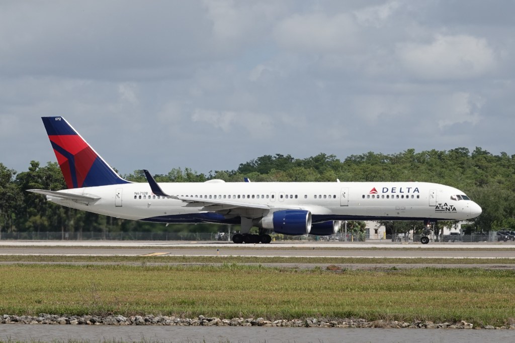 N6712B — Delta Air Lines