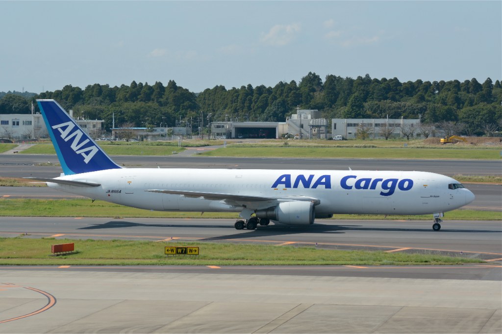 JA8664 — ANA Cargo