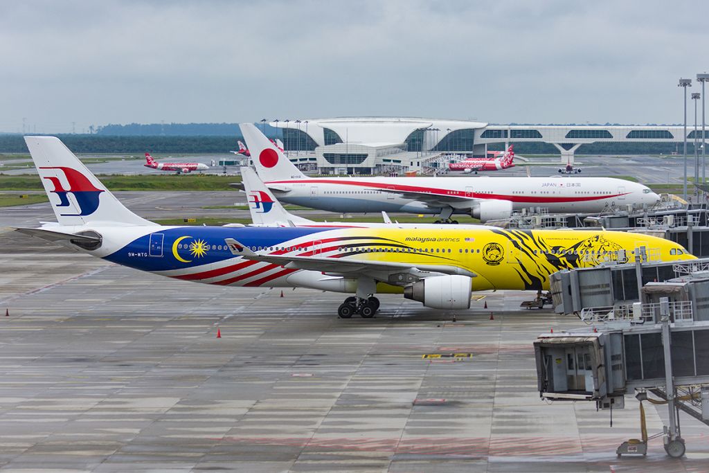 80-1112 (B777-300ER) — Aircraft registration | SpottingLog