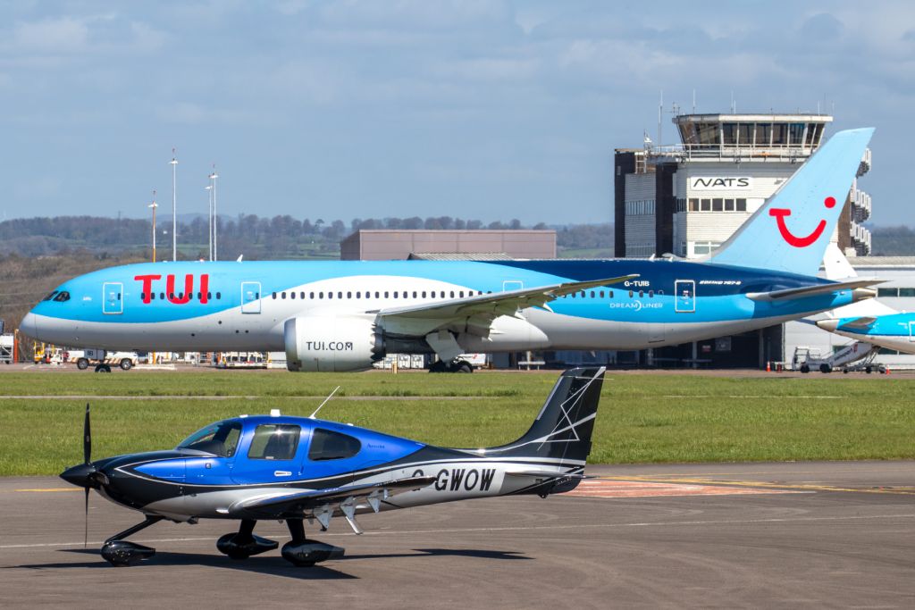 TUI Airways G-TUIB