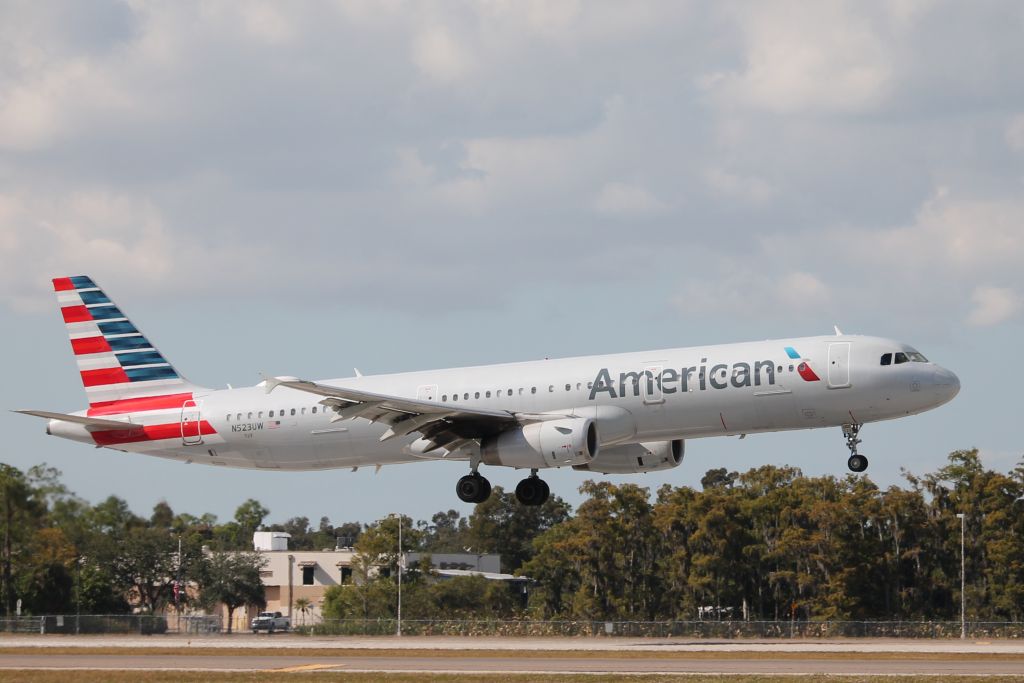 American Airlines N523UW