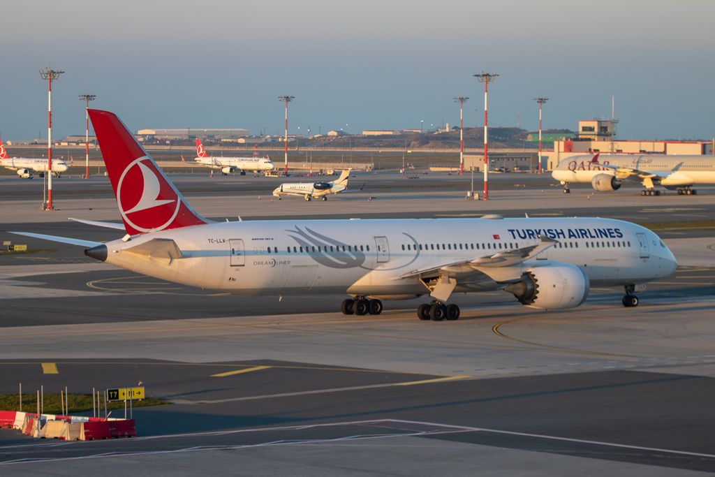 Turkish Airlines TC-LLV
